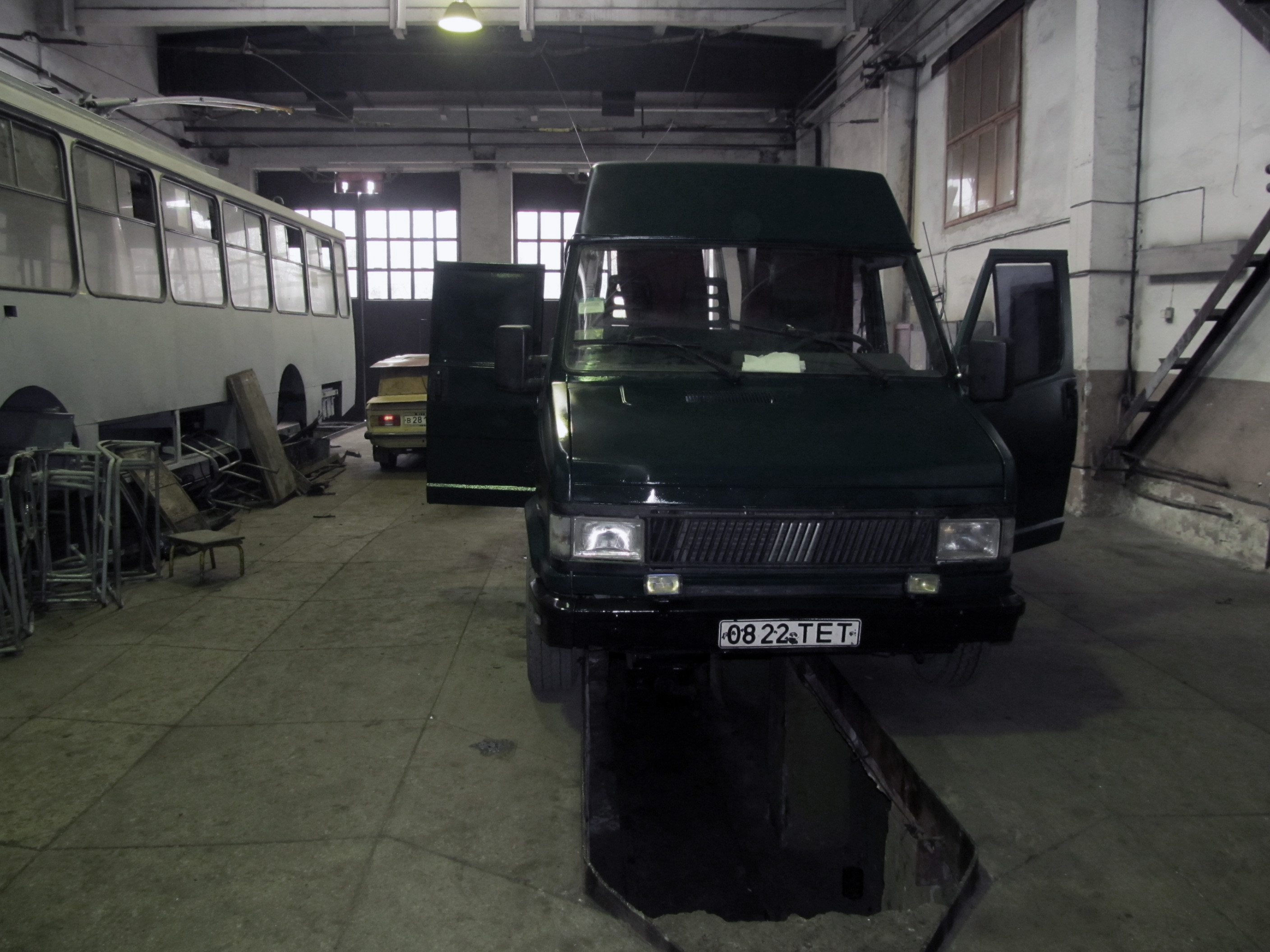 Тернопільські тролейбусники ремонтують автівки для військових