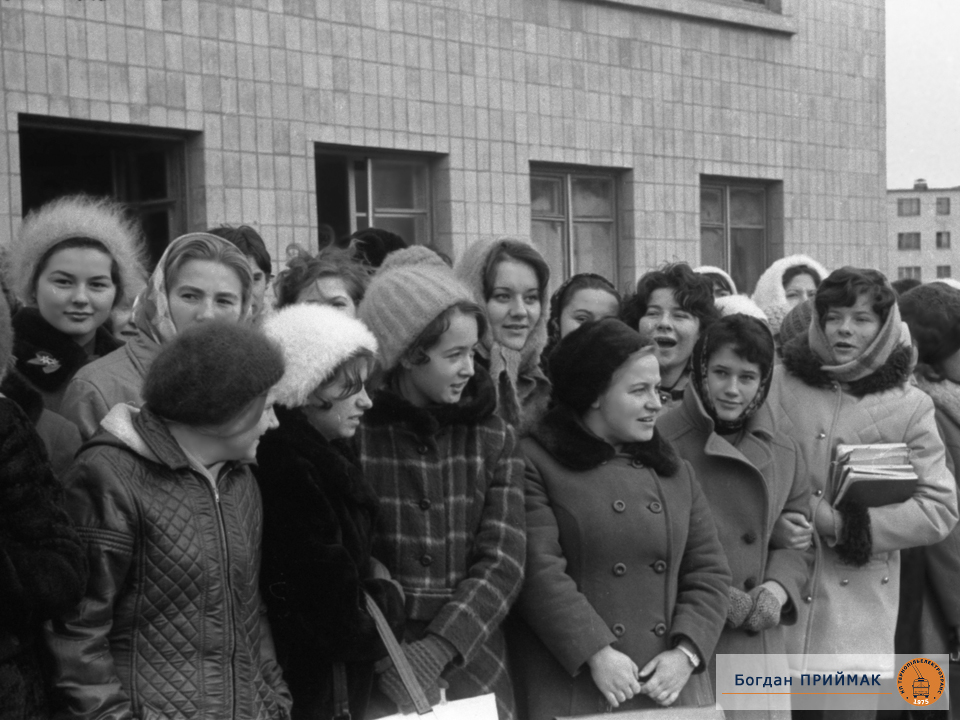 1975, мітинг до відкриття руху