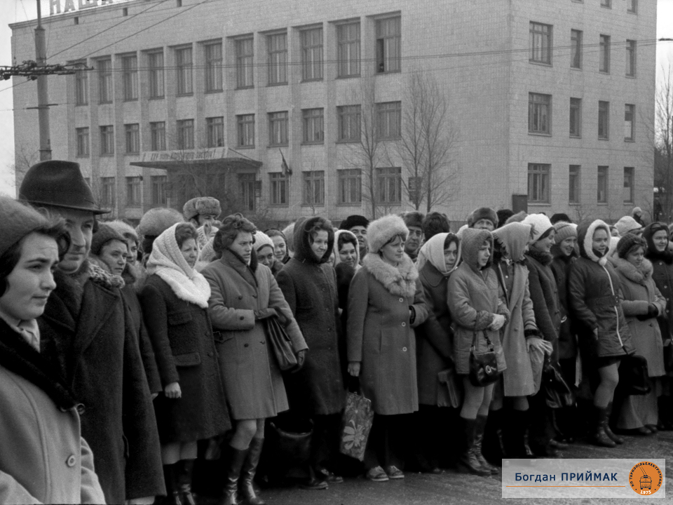 1975, мітинг до відкриття руху