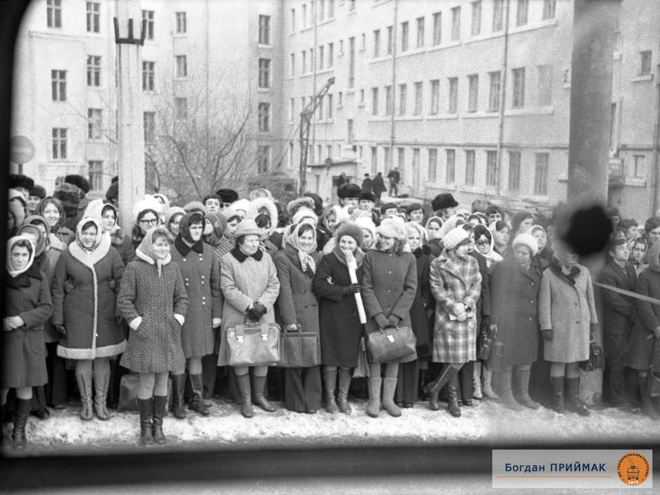 1975, мітинг до відкриття руху