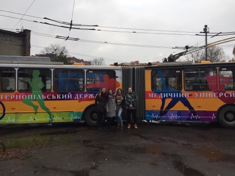 Студенти ТДМУ завершили роботу над оформленням тематичного тролейбусу «Збережемо здоров’я нації»