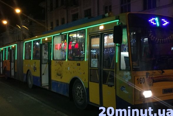 У Тернополі їздять неонові тролейбуси