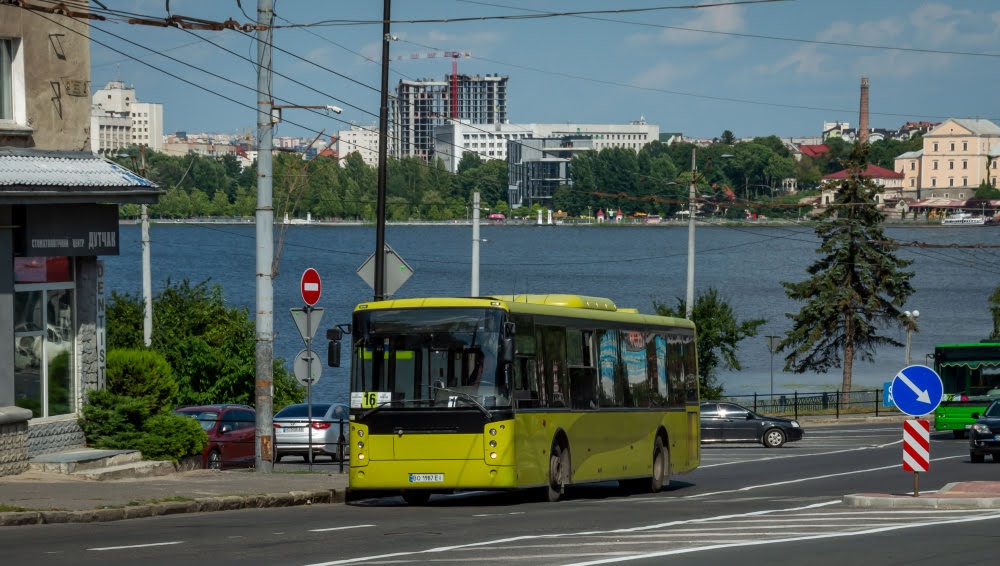 У зв’язку з наслідками ворожих обстрілів у Тернополі було тимчасово змінено рух громадського транспорту.
